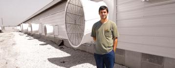 美國(guó)養(yǎng)豬場(chǎng)安裝整套通風(fēng)控制系統(tǒng)以穩(wěn)定豬舍的溫度和空氣質(zhì)量