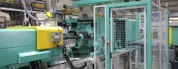 空氣經(jīng)吸附式除濕機(jī)干燥后進(jìn)入注塑機(jī)，避免工藝有冷凝現(xiàn)象